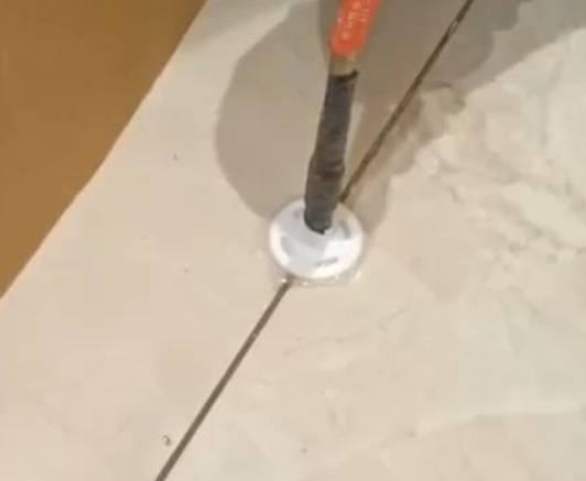 双城瓷砖空鼓维修公司专业解答瓷砖在铺贴过程中，如果没有涂抹均匀到位的粘结材料（如水泥砂浆或瓷砖胶），可能会导致以下问题