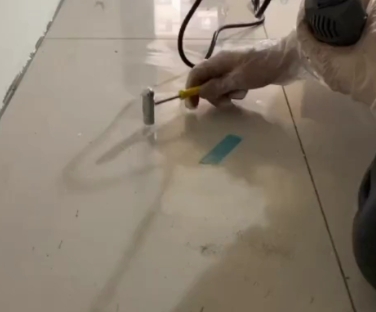 双城瓷砖开裂维修公司专业分享瓷砖在铺贴前如果没有沥干水分，将会导致以下问题