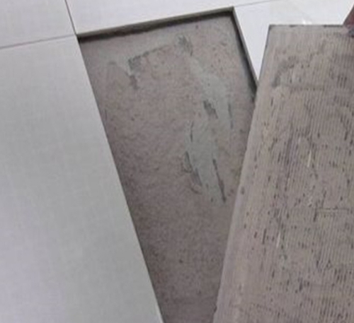 双城瓷砖空鼓维修公司分享瓷砖铺贴时如果打浆（即涂抹在瓷砖背面和基层上的砂浆或瓷砖胶）过少，会带来以下问题